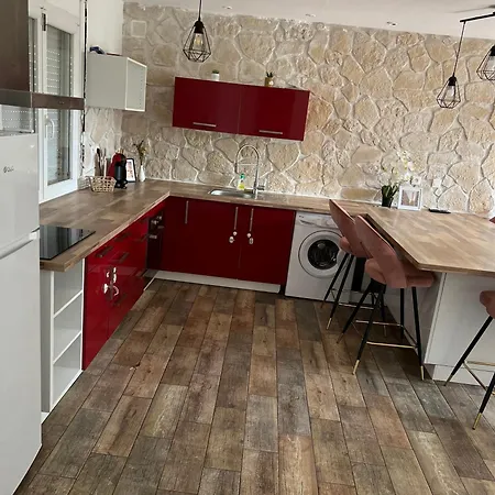La Maison Ensoleillee بيت للعطل *